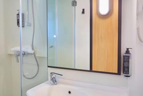 ibis Lorient Centre Gareにあるバスルーム