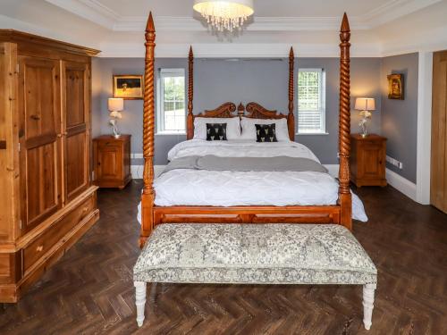 En eller flere senge i et værelse på The Manor House Skerry Vore