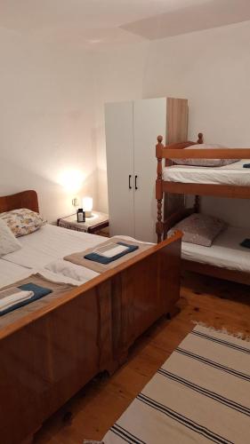 2 letti in una camera con 2 letti a castello di Apartman Tanja Trebinje a Hrupjela