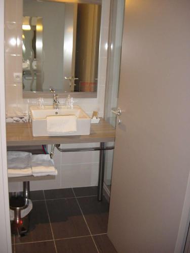 Un baño de Brit Hotel Spa Le Connetable