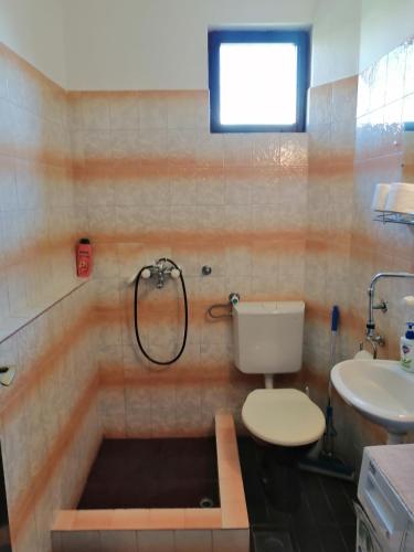 Bilik mandi di Apartman Maki