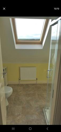 Koupelna v ubytování Two bedroom apartment Ennistymon Lahinch