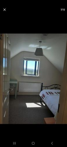 Postel nebo postele na pokoji v ubytování Two bedroom apartment Ennistymon Lahinch