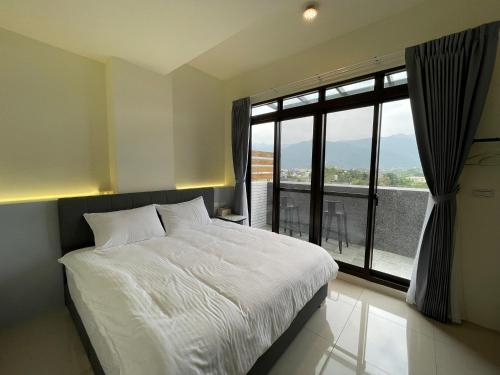 Ένα ή περισσότερα κρεβάτια σε δωμάτιο στο 彎彎小鷺 宜蘭包棟民宿