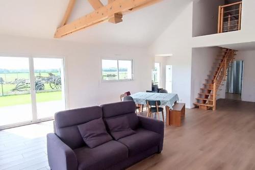 un salon avec un canapé et une table dans l'établissement Maison avec jardin Disneyland, à Favières