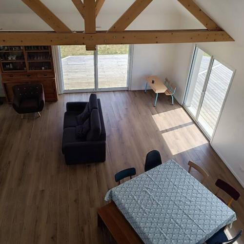 une vue aérienne d'un salon avec une table et des chaises dans l'établissement Maison avec jardin Disneyland, à Favières