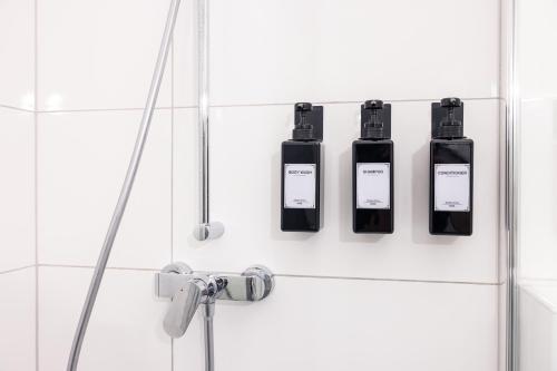Un grupo de cuatro dispositivos electrónicos en una pared de un baño. en Design Suite! Familie - Küche - Zentral, en Wuppertal