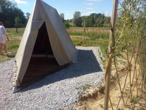 une tente est installée sur un tas de gravier dans l'établissement Scout-1, à Le Fay