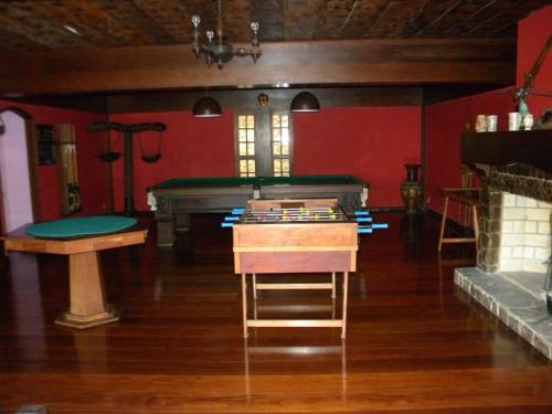 ein Zimmer mit einer Tischtennisplatte und einem Billardtisch in der Unterkunft Varanda Itaipava! in Petrópolis