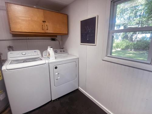 Kuchyň nebo kuchyňský kout v ubytování Caladan Cottage lake house