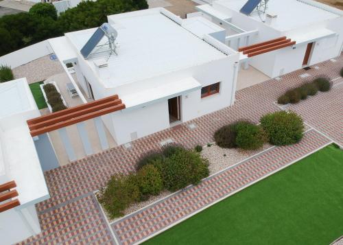 a rendering of a white house with a garden at mar(y)ar alojamento local in A dos Cunhados