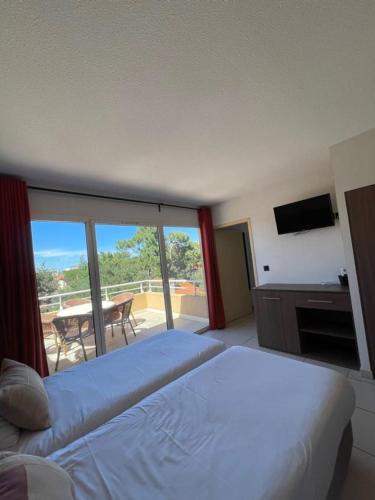 Postel nebo postele na pokoji v ubytování Hôtel Le Maritime