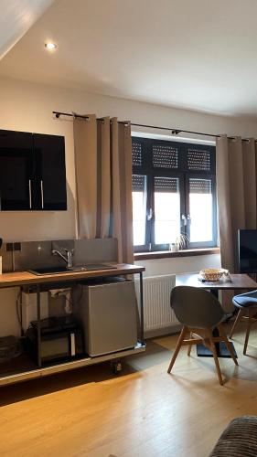 TV a/nebo společenská místnost v ubytování Sonnenhof 1737 - Ferienzimmer & Apartments