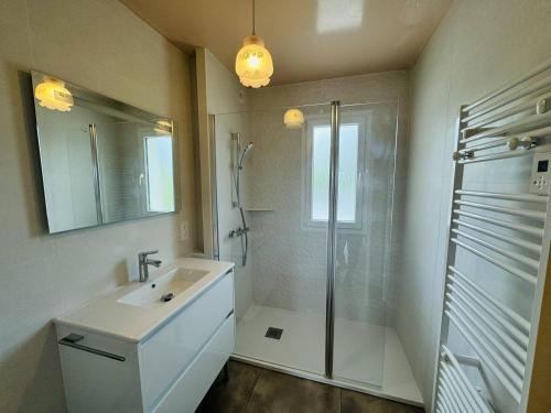 une salle de bain blanche avec une douche et un lavabo dans l'établissement 3 pièces centre ville, 4 min à pied plage, parking, wifi, à Quiberon
