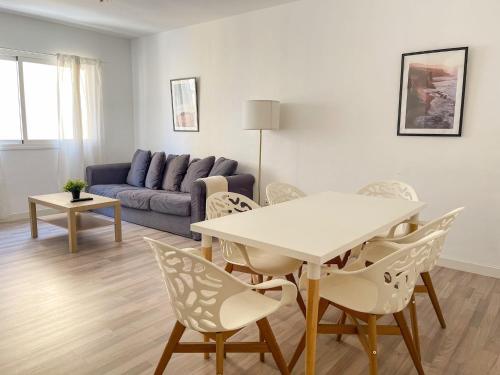 salon ze stołem, krzesłami i kanapą w obiekcie Central & Beautiful Apartment by DV Properties #P2 w Maladze