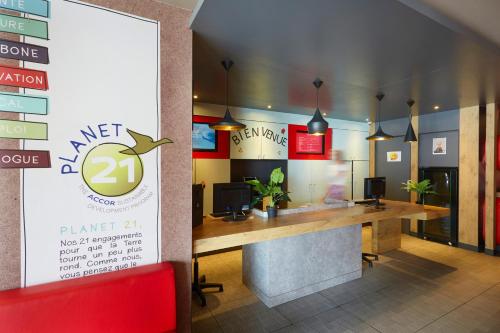 ibis Lorient Centre Gareに飾ってある許可証、賞状、看板またはその他の書類