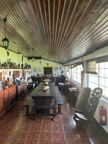 a dining room with a table and chairs and a ceiling at Villa Cartaxense in Cartaxo