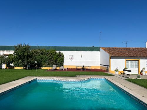 a swimming pool in the backyard of a house at Villa Cartaxense in Cartaxo