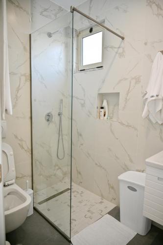 Bilik mandi di Hotel Vila Emes
