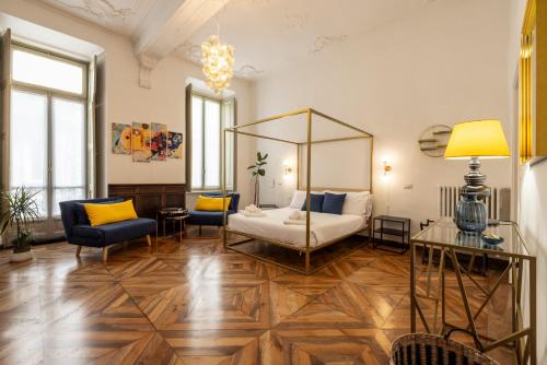 a living room with a bed and a couch at Mercanti e Viaggiatori in Turin