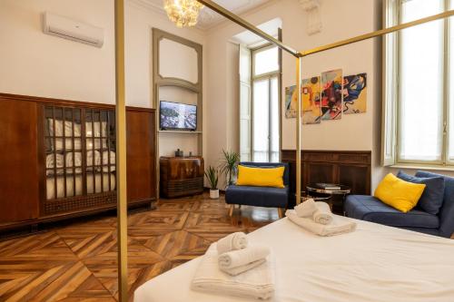 a room with a bed and two chairs in it at Mercanti e Viaggiatori in Turin