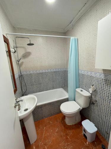 a bathroom with a toilet and a sink and a shower at Apartamento La Línea 3 in La Línea de la Concepción