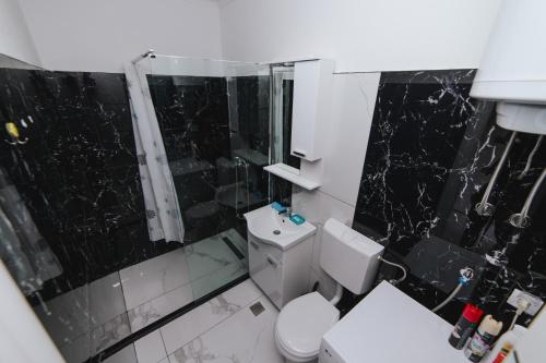 um banheiro com um vaso sanitário branco e um chuveiro em Hardi 1 em Trebinje