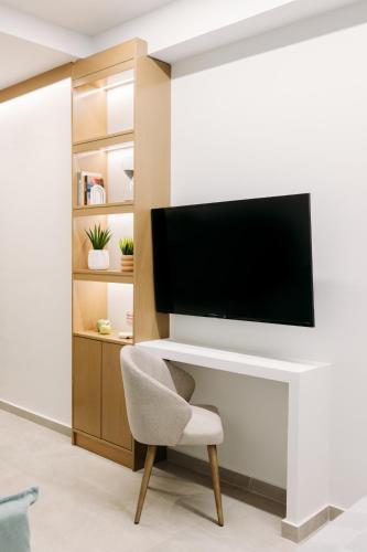 Televisyen dan/atau pusat hiburan di DEMs central stay Volos with private parking