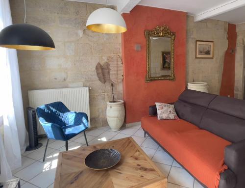 salon z kanapą i stołem w obiekcie Le Cherche Midi - Appartement centre historique d'Uzès w mieście Uzès