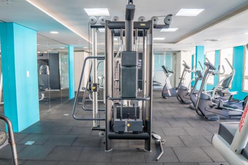 a gym with treadmills and elliptical machines at Hotel Nacional Inn Jaragua Sao Paulo in Sao Paulo