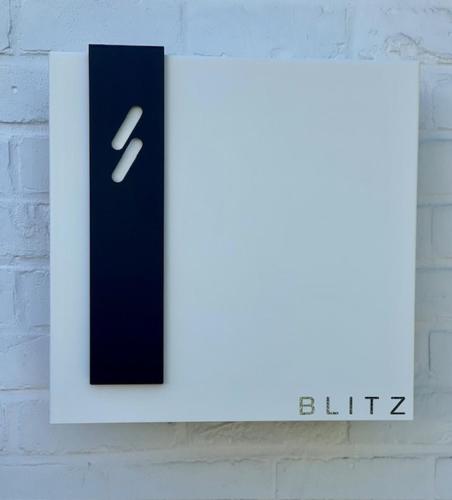 a sign on the side of a white brick wall at VILLA FER-GUY " Beeldige Suite met parking, nabij strand en casino" in Knokke-Heist