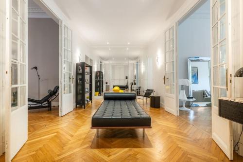 une grande chambre avec deux lits sur un plancher en bois dans l'établissement Appartement haut standing, 8 pers, à Marseille