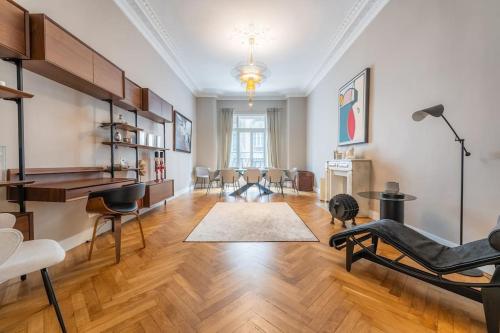 un salon avec une table et des chaises dans l'établissement Appartement haut standing, 8 pers, à Marseille
