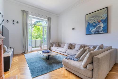 un salon avec un canapé et une table dans l'établissement Appartement haut standing, 8 pers, à Marseille