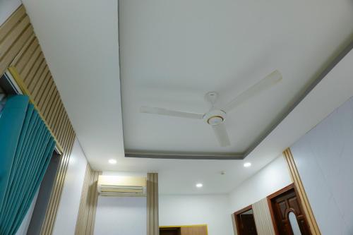 a white ceiling with a ceiling fan in a hallway at Hoàng Sơn Hotel in Ho Chi Minh City