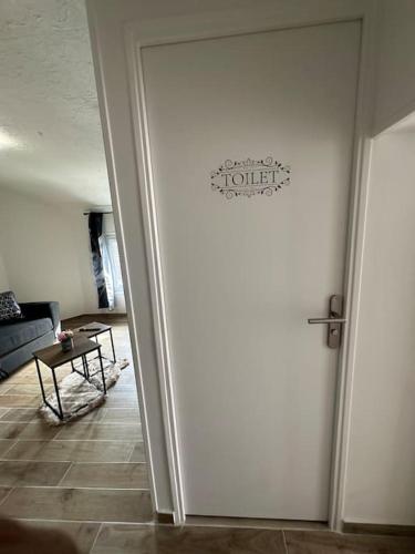 une pièce avec une porte avec un panneau dessus dans l'établissement Charmante studio ligne 13 tram 5 saint denis, à Pierrefitte-sur-Seine