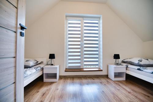 Ένα ή περισσότερα κρεβάτια σε δωμάτιο στο HOUSE OF ENERGY Zator Przeciszów