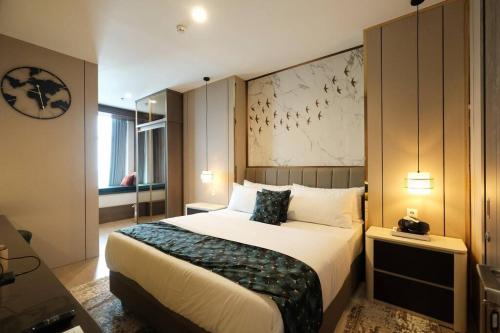 a bedroom with a large bed in a hotel room at Lakuna 31 Sudirman in Makassar