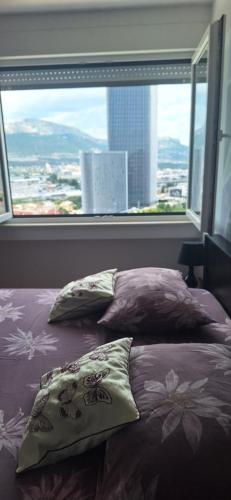 Step 2 Sky tesisinde bir odada yatak veya yataklar