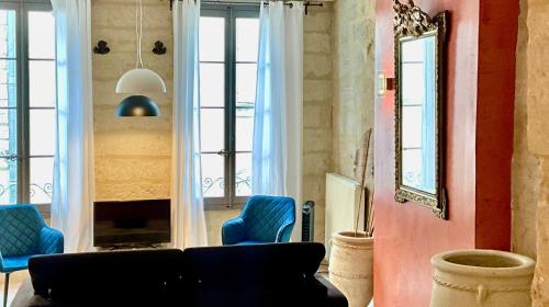 - un salon avec un canapé et des fauteuils bleus dans l'établissement Le Cherche Midi - Appartement centre historique d'Uzès, à Uzès