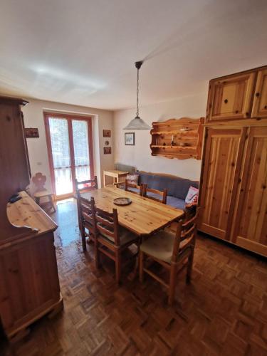 a dining room with a wooden table and chairs at Appartamento 3 Cime - Vicino al Centro in Auronzo di Cadore