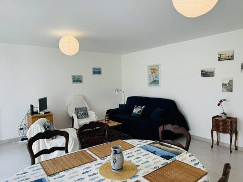un salon avec une table et un canapé dans l'établissement 3 pièces 68m², jardin clos, 150m plage, wifi, à Saint-Pierre-Quiberon