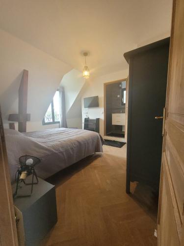 une chambre avec un lit et une grande fenêtre dans l'établissement Villa NICAISE, à Moisenay