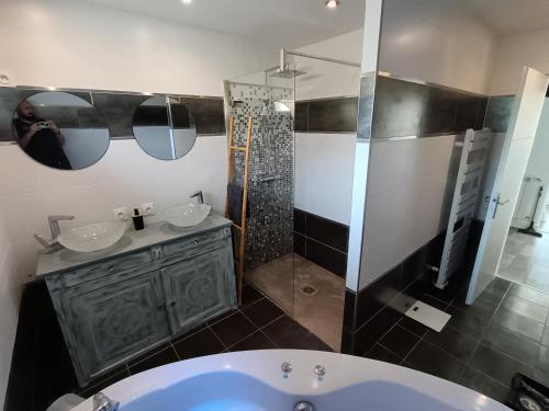 Maison Magnolia في Marcorignan: حمام مع حوض ومغسلة ودش