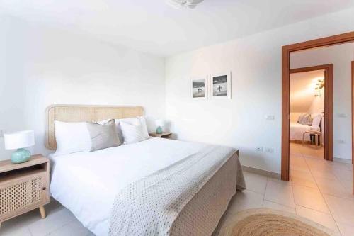 En eller flere senge i et værelse på Surf Escape Poetto