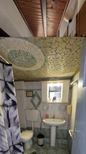 ein Badezimmer mit Toilette und Waschbecken in der Unterkunft Studio Old Town With Terrace in Rethymno