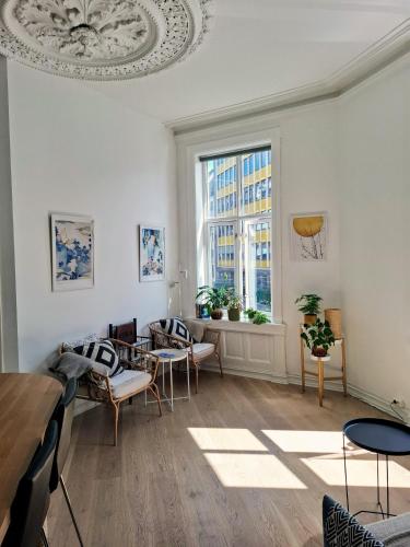 Ruang duduk di Bright and charming apartment from 1878 with view to the new National Museum in Oslo