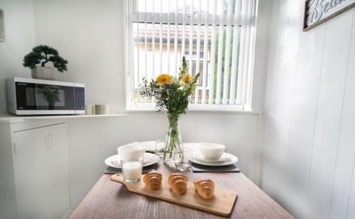 Gallery image of Charming Semi with KingBed and Cozy Interiors in Blackburn