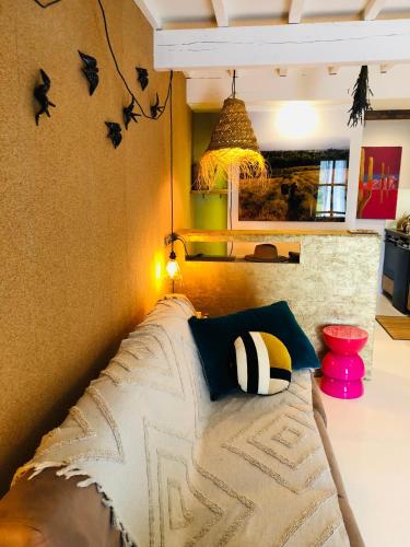 - une chambre dotée d'un lit avec un mur recouvert de chauves-souris dans l'établissement Luberon Provence Swimming pool Terrace View for 2, à Viens