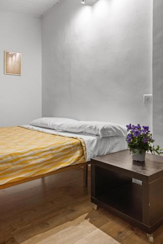 Cavour 172 - Monti Apartment near Colosseum by RHR